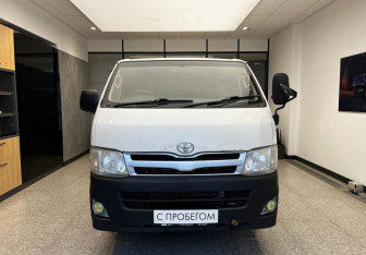 Подержанный автомобиль Toyota HiAce 2011 года (2 фото)