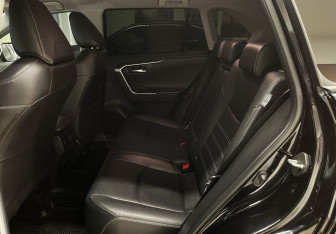 Подержанный автомобиль Toyota RAV4 2020 года (14 фото)