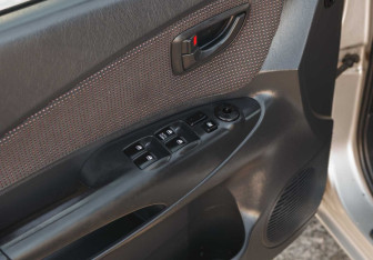 Подержанный автомобиль Hyundai Tucson 2007 года (15 фото)