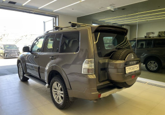 Подержанный автомобиль Mitsubishi Pajero 2012 года (6 фото)