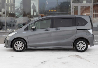 Подержанный автомобиль Honda Freed 2012 года (8 фото)