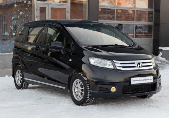 Подержанный автомобиль Honda Freed 2011 года (3 фото)