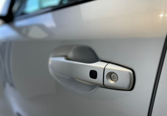 Подержанный автомобиль Toyota Land Cruiser Suv 2011 года (12 фото)