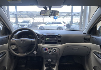 Подержанный автомобиль Hyundai Verna Sedan 2008 года (10 фото)