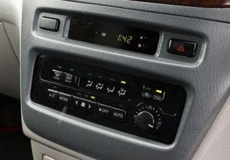 Подержанный автомобиль Toyota Nadia 2000 года (15 фото)