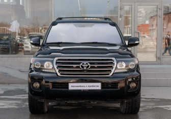 Подержанный автомобиль Toyota Land Cruiser Suv 2012 года (2 фото)