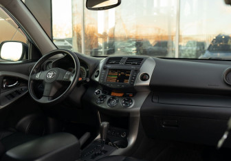 Подержанный автомобиль Toyota RAV4 2011 года (10 фото)
