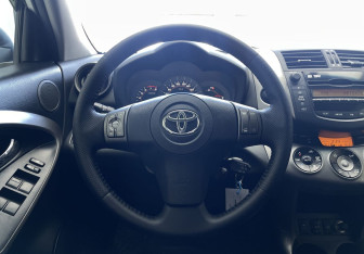 Подержанный автомобиль Toyota RAV4 2010 года (11 фото)