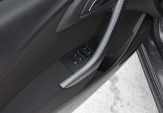 Подержанный автомобиль Opel Astra Sedan 2012 года (17 фото)