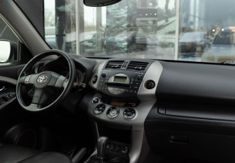 Подержанный автомобиль Toyota RAV4 2008 года (10 фото)