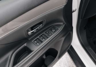 Подержанный автомобиль Mitsubishi Outlander 2019 года (16 фото)