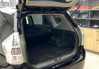 Подержанный автомобиль Toyota Prius Alpha 2011 года (12 фото)