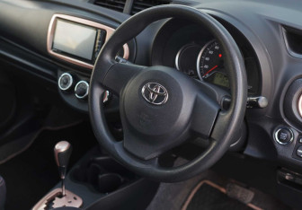 Подержанный автомобиль Toyota Vitz 2013 года (11 фото)