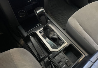 Подержанный автомобиль Toyota Land Cruiser Prado 2011 года (13 фото)