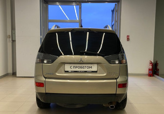 Подержанный автомобиль Mitsubishi Outlander 2007 года (5 фото)