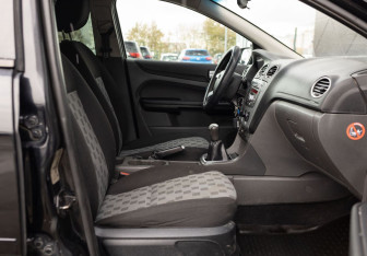 Подержанный автомобиль Ford Focus Sedan 2007 года (18 фото)