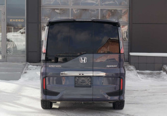 Подержанный автомобиль Honda Stepwgn 2017 года (6 фото)