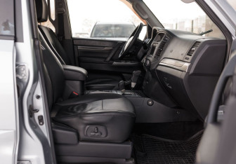 Подержанный автомобиль Mitsubishi Pajero 2011 года (19 фото)