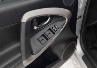 Подержанный автомобиль Toyota RAV4 2008 года (18 фото)