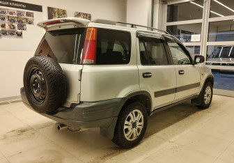 Подержанный автомобиль Honda CR-V 1997 года (5 фото)