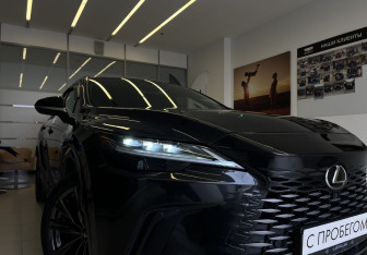 Подержанный автомобиль Lexus RX 2023 года (4 фото)
