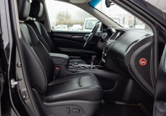 Подержанный автомобиль Nissan Pathfinder 2015 года (23 фото)