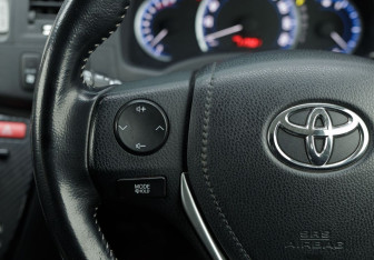 Подержанный автомобиль Toyota ISis 2013 года (12 фото)