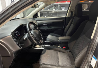 Подержанный автомобиль Mitsubishi Outlander 2017 года (10 фото)