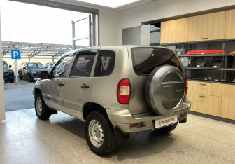 Подержанный автомобиль Chevrolet Niva 2007 года (7 фото)