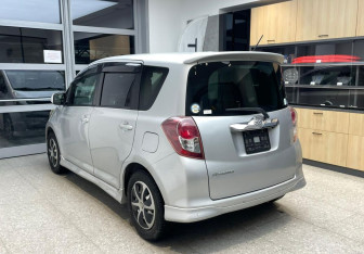 Подержанный автомобиль Toyota Ractis 2009 года (7 фото)