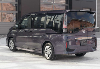 Подержанный автомобиль Honda Stepwgn 2017 года (7 фото)