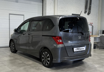 Подержанный автомобиль Honda Freed 2010 года (6 фото)
