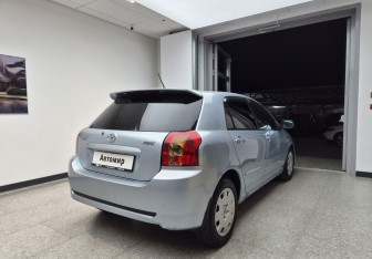 Подержанный автомобиль Toyota Corolla Hatchback 2005 года (4 фото)