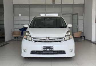Подержанный автомобиль Toyota ISis 2010 года (2 фото)