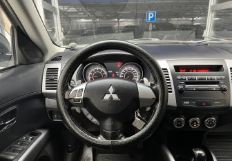 Подержанный автомобиль Mitsubishi Outlander 2012 года (9 фото)