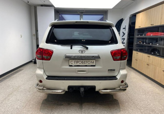 Подержанный автомобиль Toyota Sequoia 2011 года (5 фото)