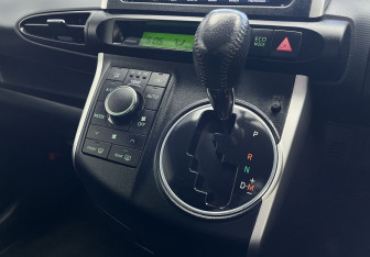 Подержанный автомобиль Toyota Wish Minivan 2010 года (11 фото)