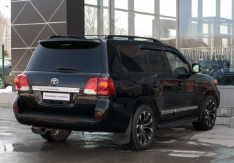Подержанный автомобиль Toyota Land Cruiser Suv 2012 года (5 фото)