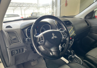 Подержанный автомобиль Mitsubishi ASX 2012 года (7 фото)