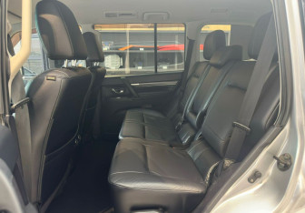 Подержанный автомобиль Mitsubishi Pajero 2011 года (18 фото)