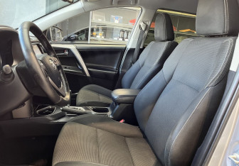 Подержанный автомобиль Toyota RAV4 2018 года (13 фото)