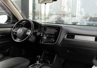 Подержанный автомобиль Mitsubishi Outlander 2013 года (10 фото)