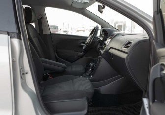 Подержанный автомобиль Volkswagen Polo Sedan 2012 года (18 фото)