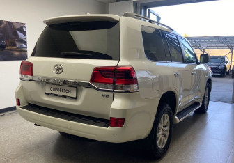 Подержанный автомобиль Toyota Land Cruiser Suv 2017 года (5 фото)