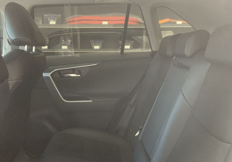 Подержанный автомобиль Toyota RAV4 2020 года (13 фото)