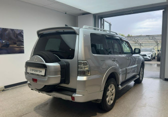 Подержанный автомобиль Mitsubishi Pajero 2011 года (6 фото)
