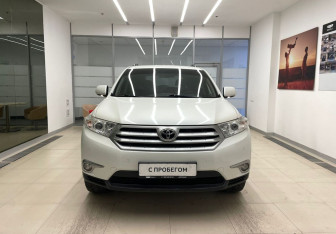 Подержанный автомобиль Toyota Highlander 2013 года (2 фото)