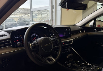 Подержанный автомобиль Kia K5 2022 года (8 фото)