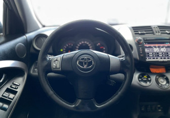 Подержанный автомобиль Toyota RAV4 2008 года (13 фото)