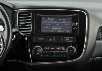 Подержанный автомобиль Mitsubishi Outlander 2016 года (14 фото)